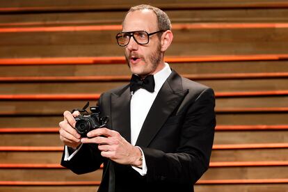 La caída de Terry Richardson (y la ruptura del silencio contra los acosadores sexuales)

El fotógrafo, conocido por sus imágenes de alto contenido erótico, ya había sido acusado de abusos sexuales. Sin embargo ha sido en 2017 cuando grupos editoriales y marcas de moda han decidido dejar de contar con él en sus sesiones. El efecto dominó iniciado por el caso Weinstein terminó por derrocar al fotógrafo. La modelo española Minerva Portillo denunció públicamente los abusos que sufrió por parte de Richardson y cómo destrozó su carrera (y su vida) tras una sesión de fotos. La ruptura de silencio contra estos depredadores parece que ha llegado a su fin. ¿Quién será el siguiente?