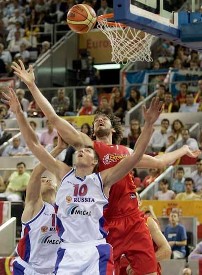 Pau Gasol trata de encestar ante Khyrapa y Pashutin.