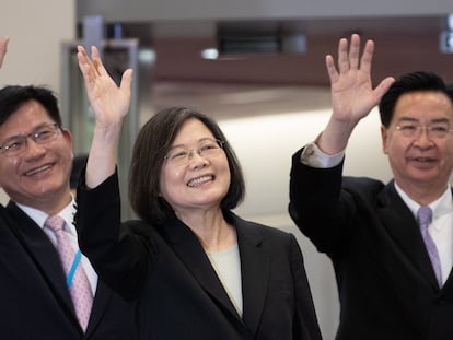 La presidenta de Taiwán, Tsai Ing-wen, saluda durante su partida hacia Centroamérica, este miércoles en el Aeropuerto Internacional de Taoyuan.