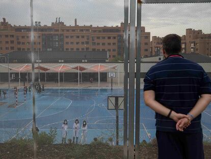 Entrada de los alumnos al colegio Blas de Lezo, en Madrid, con las medidas para evitar la propagación del coronavirus.