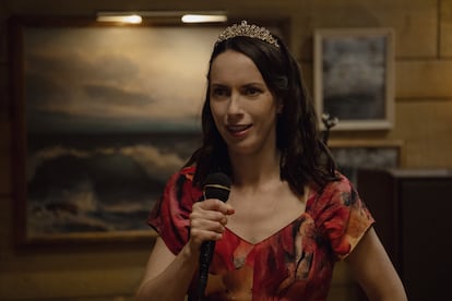 Kate O'Flynn, como Patricia en un fotograma de 'La maldición de Widow's Bay' (Apple TV).