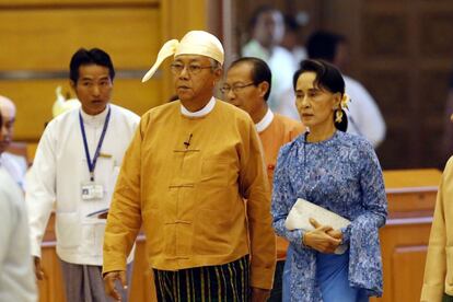 Htin Kyaw (izquierda), junto a Aung San Suu Kyi, este mi&eacute;rcoles en el Parlamento birmano.