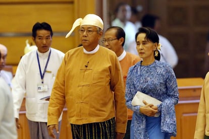 Htin Kyaw (izquierda), junto a Aung San Suu Kyi, este miércoles en el Parlamento birmano.