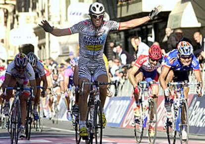 Cipollini alza los brazos al cruzar la meta ante Rodríguez, a la derecha, segundo ante Planckaert, cuarto. Freire, a la izquierda, quinto.