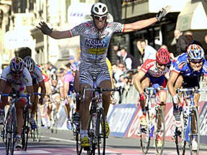 Cipollini alza los brazos al cruzar la meta ante Rodríguez, a la derecha, segundo ante Planckaert, cuarto. Freire, a la izquierda, quinto.
