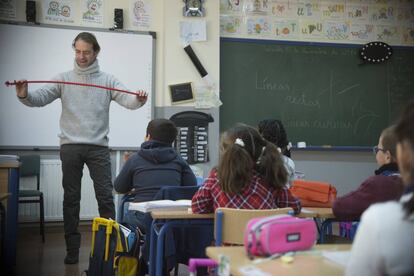 Xuxo Ruiz, profesor del Colegio Público San Sebastián en la localidad sevillana de Albaida del Aljarafe, emplea el ilusionismo en sus clases para motivar y favorecer el aprendizaje.