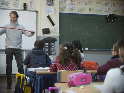 Xuxo Ruiz, profesor del Colegio P&uacute;blico San Sebasti&aacute;n en la localidad sevillana de Albaida del Aljarafe, emplea el ilusionismo en sus clases para motivar y favorecer el aprendizaje.
 