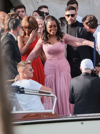 Oprah Winfrey estuvo acompañada de su amiga Gayle King (de rojo), quien acompañó a Lauren Sánchez en su reciente viaje al espacio a bordo de Blue Origin.