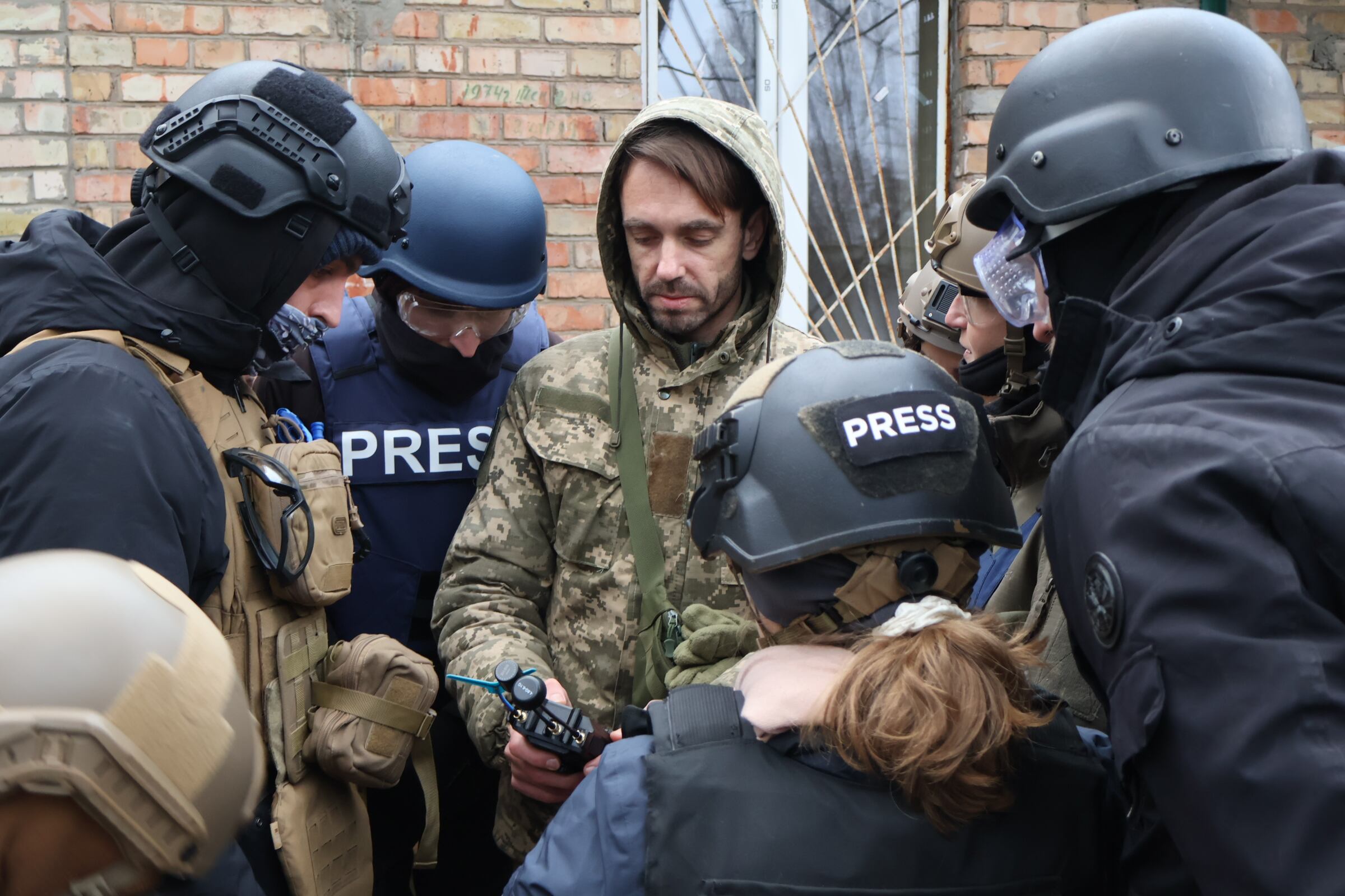 Mikita Grabilenko, del gupro Kruk, enseña a periodistas ucranios el funcionamiento de un detector de drones, el 7 de diciembre.