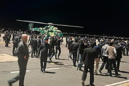 Una multitud camina gritando consignas antisemitas en la pista de aterrizaje del aeropuerto de Majachkalá, en Daguestán.