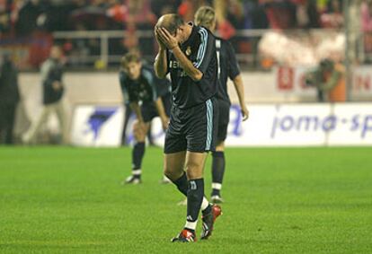 Zidane se lamenta tras uno de los goles del Sevilla.