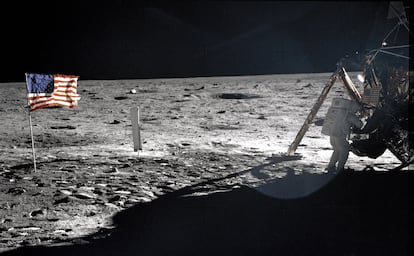 El astronauta Neil Armstrong trabaja en el módulo lunar del 'Apolo 11', tras plantar la bandera estadounidense en la Luna.
