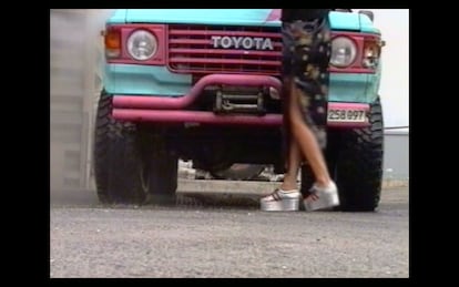 CLUBS también expondrá a Sylvie Fleury, que presentará la videocreación 'Car Wash', una obra que habla de la cultura del automóvil como icono fundamental de la sociedad, encarnación material de los más variados deseos y sueños, e inductor de conductas altamente estereotipadas.
