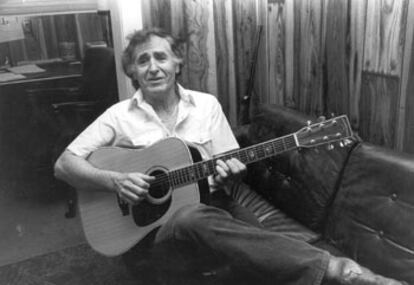 Sheb Wooley, en 1982, con su inseparable guitarra.