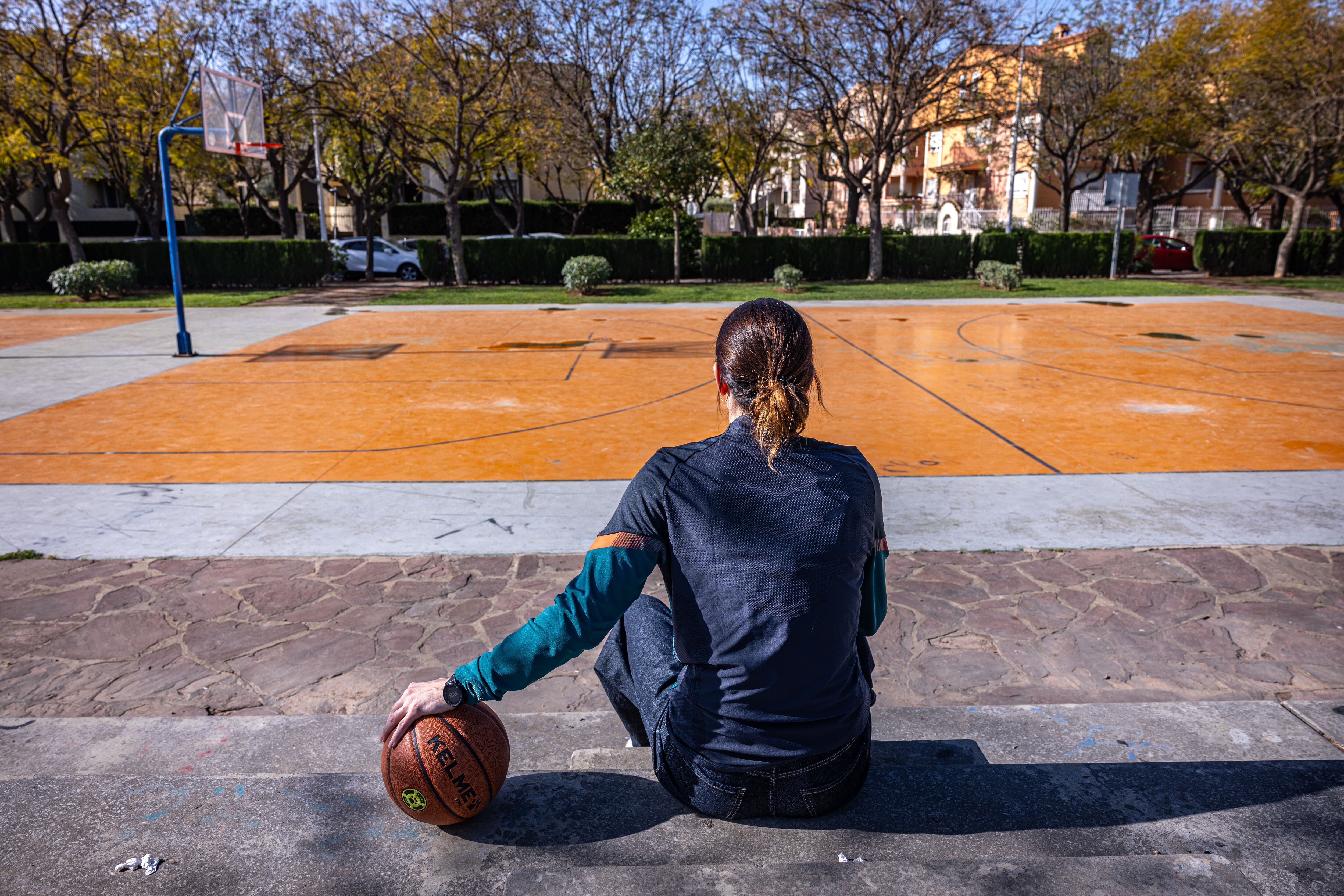 María Pina, exjugadora de baloncesto e impulsora de Basket Institution, en las instalaciones deportivas al aire libre de Picanya.