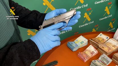 Parte del dinero y una de las armas intervenidas en una operación contra el tráfico de armas con destino a organizaciones criminales.