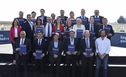 Alberto Fernández posa con gobernadores y dirigentes peronistas en Mendoza.