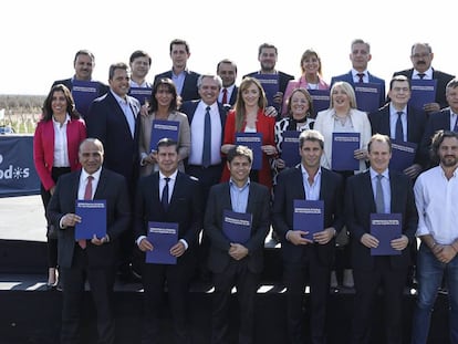 Alberto Fernández posa con gobernadores y dirigentes peronistas en Mendoza.