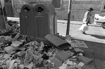 Abandono de papel y cartón usados junto a unos contenedores de basura en Barcelona.
/ JOAN SÁNCHEZ