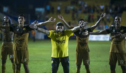 Maradona y los futbolistas de Dorados celebran un triunfo.