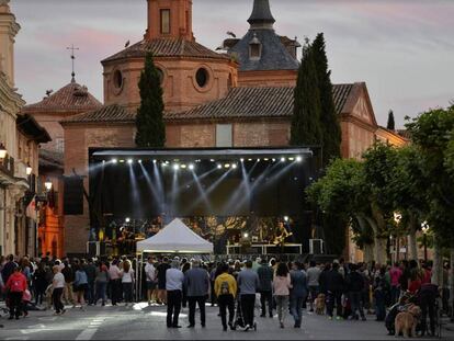 Actuación musical en el escenario instalado en la plaza de Cervantes durante la pasada edición del festival Alcalá Suena.