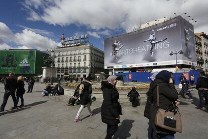 Dos lonas publicitarias en la puerta del Sol.