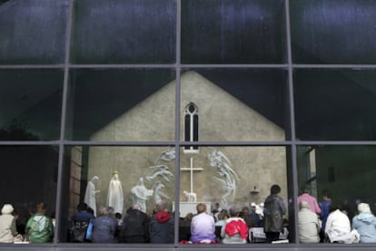 Fieles en misa en una parroquia de la localidad irlandesa de Konck.