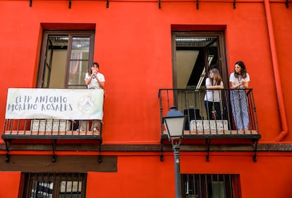 La directora del colegio Antonio Moreno y dos profesoras agradecen desde el balcón a todos los que han ayudado para rescatar el centro, este lunes 9 de septiembre.