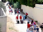 Un grupo de turistas abandonan el hotel de la ciudad turística de Susa, al sur de Túnez, tras el atentado.