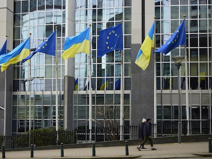 Banderas de Ucrania y de la UE en la fachada del Parlamento Europeo, el 24 de febrero.