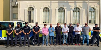 El exjefe de la Policía Local detenido este martes por cohecho, Rafael Muñoz Leonisio (el sexto por la derecha), posa junto al alcalde de El Puerto de Santa María en una imagen de archivo.