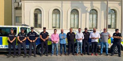 El exjefe de la Policía Local detenido este martes por cohecho, Rafael Muñoz Leonisio (el sexto por la derecha), posa junto al alcalde de El Puerto de Santa María en una imagen de archivo.