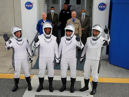 Los cuatro astronautas, tres estadounidenses y uno japonés (Mike Hopkins, Victor Glover, Shannon Walker y Soichi Noguchi), se despiden antes de subir al cohete de SpaceX.