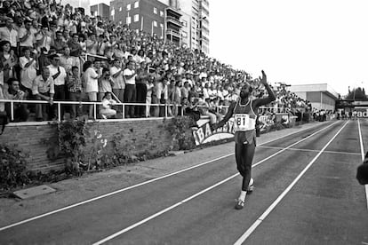 Uno de los momentos históricos del estadio. El atleta Edwin Moses saluda al público después de perder la prueba de 400 metros vallas ante Danny Harrisen, tras 10 años de permanecer invicto, el 26 de agosto de 1977 en Berlín, que el estadounidense Moses perdiera su última carrera.