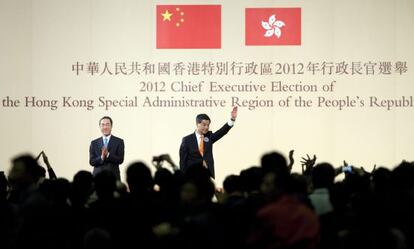 El nuevo presidente de Hong Kong (China), Leung Chun-ying (derecha).