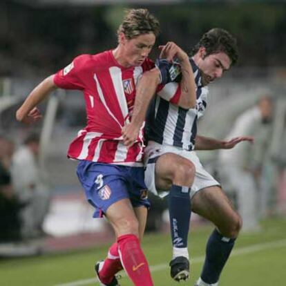 Fernando Torres pugna con Garrido.