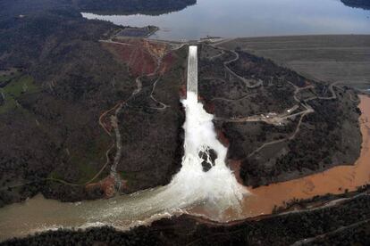 El agua sale al máximo de capacidad por el desagüe de la presa Oroville tras encontrarse una rotura de un muro, en California.