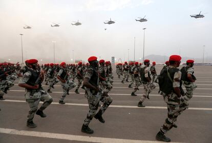 Fuerzas de seguridad saudíes participan en un desfile militar con motivo de la peregrinación anual 'Hajj', en La Meca.