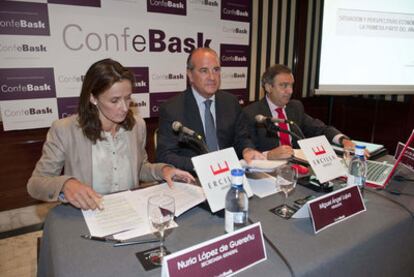 El presidente de Confebask, Miguel Ángel Lujua, ayer entre sus ejecutivos Nuria López de Gereñu y Eduardo Arechaga.