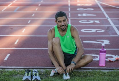 El atleta Saúl Ordóñez durante un entrenamiento, en Valladolid.