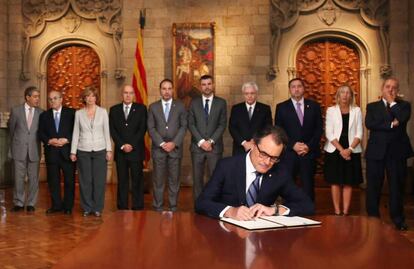 Artur Mas signa el decret de convocatòria del 9-N el 27 de setembre del 2014.