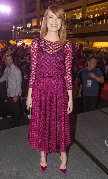 Emma Stone confia esta semana en este delicado Dior de croché en un color que favorece mucho a la actriz.