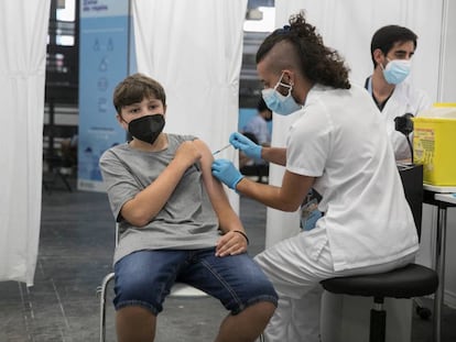 Un adolescente recibe su primera dosis contra la covid-19 en el centro de vacunación de la Fira de Barcelona