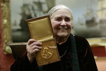 Lessing mostrnado su premio Nobel en literatura en el año 2007.