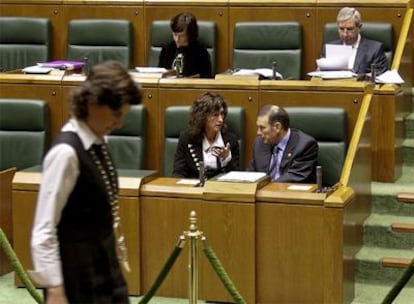 El <i>lehendakari</i>, Juan José Ibarretxe, con su vicepresidenta, Idoia Zenarruzabeitia, ayer en el pleno.