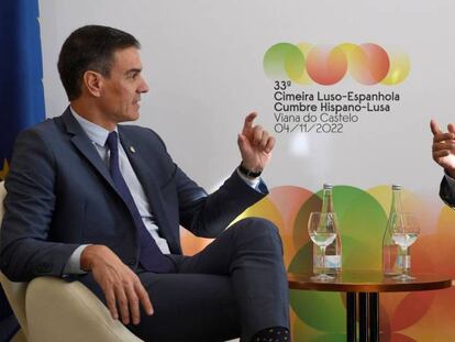 El presidente español, Pedro Sánchez, con el primer ministro portugués, Antonio Costa, esta tarde en la localidad lusa de Viana do Castelo.