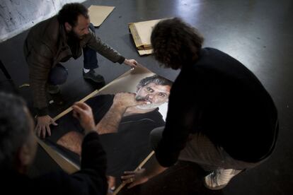 Amigos de Juliano Mer Khamis preparan póster con su retrato en el teatro Almidan. "Soy cien por cien palestino y cien por cien judío", declaró en una entrevista en 2009.