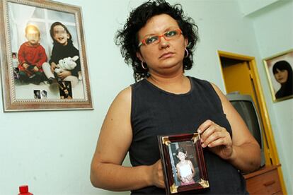 Rosario Fernández mostraba ayer una foto de su hija en su casa de Sevilla.