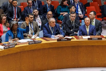 La embajadora de EE UU, Linda Thomas-Greenfield, vota a favor de la resolución junto a los representantes de Algeria y China, que rechazaron el texto, este viernes en la sede de la ONU en Nueva York.