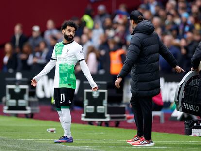 Mohamed Salah discute con Jurgen Klopp antes de entrar al campo.